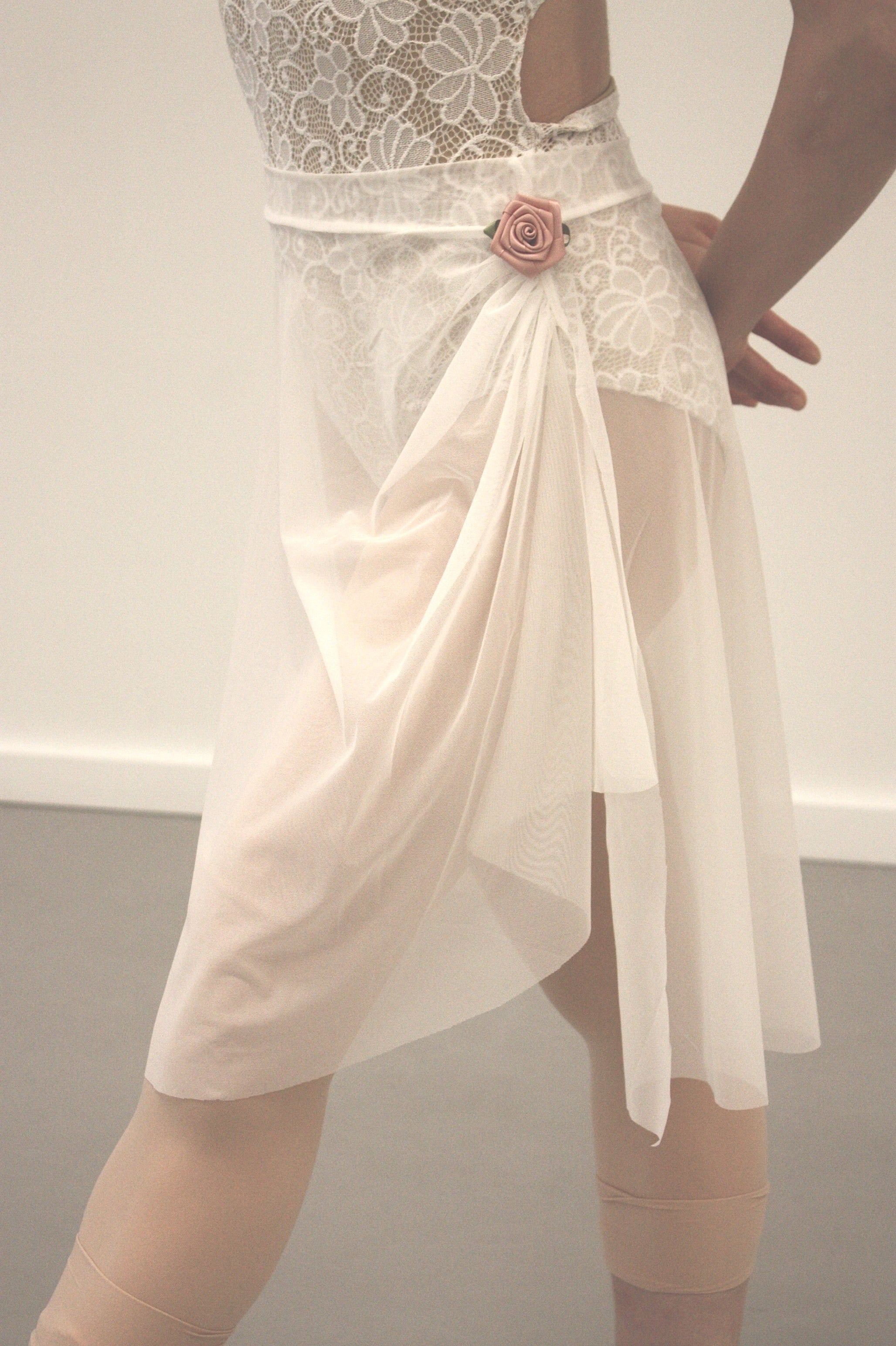 Belle mesh skirt White with a flower detail Side