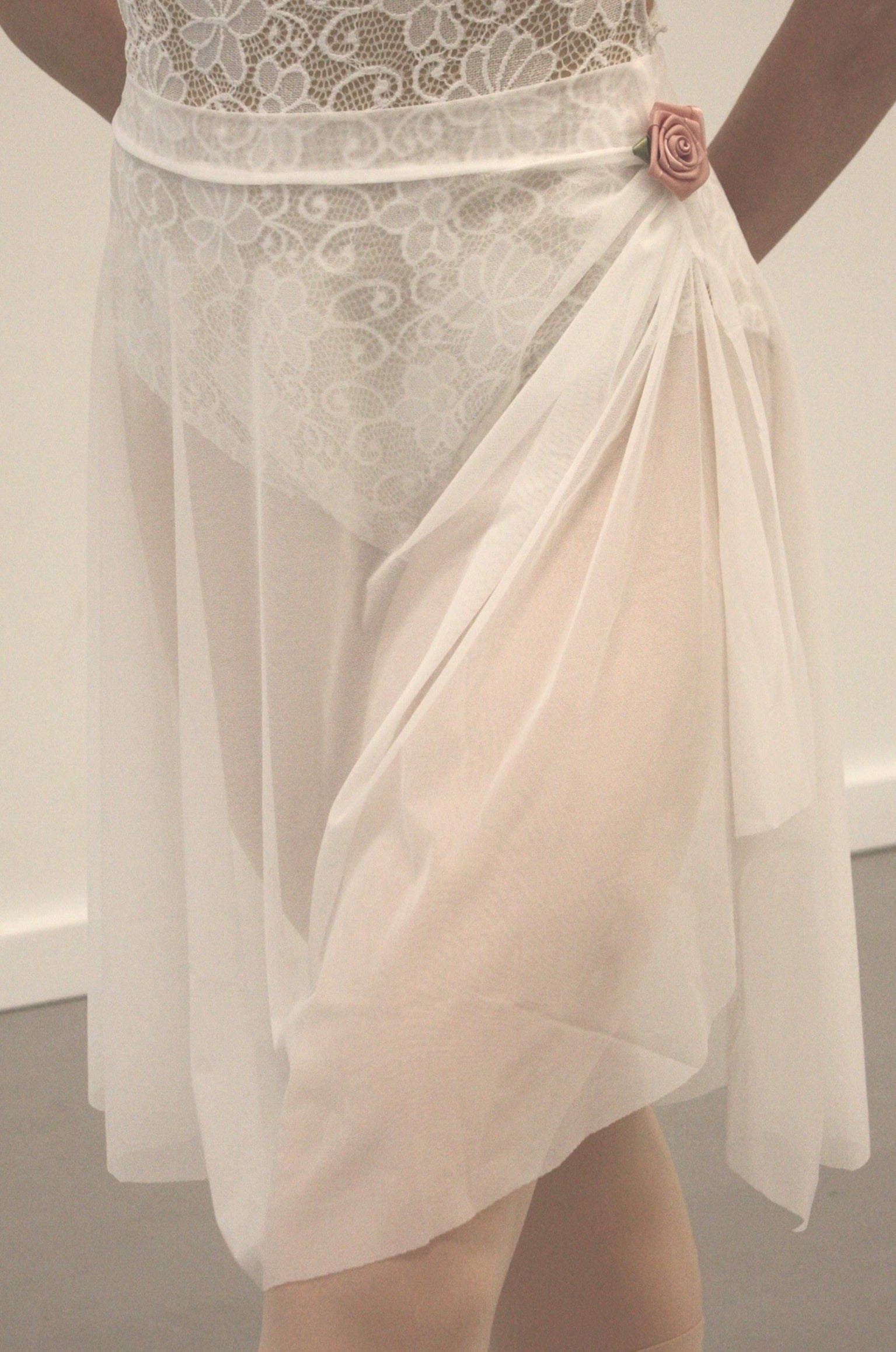 Belle mesh skirt White with a flower detail Front