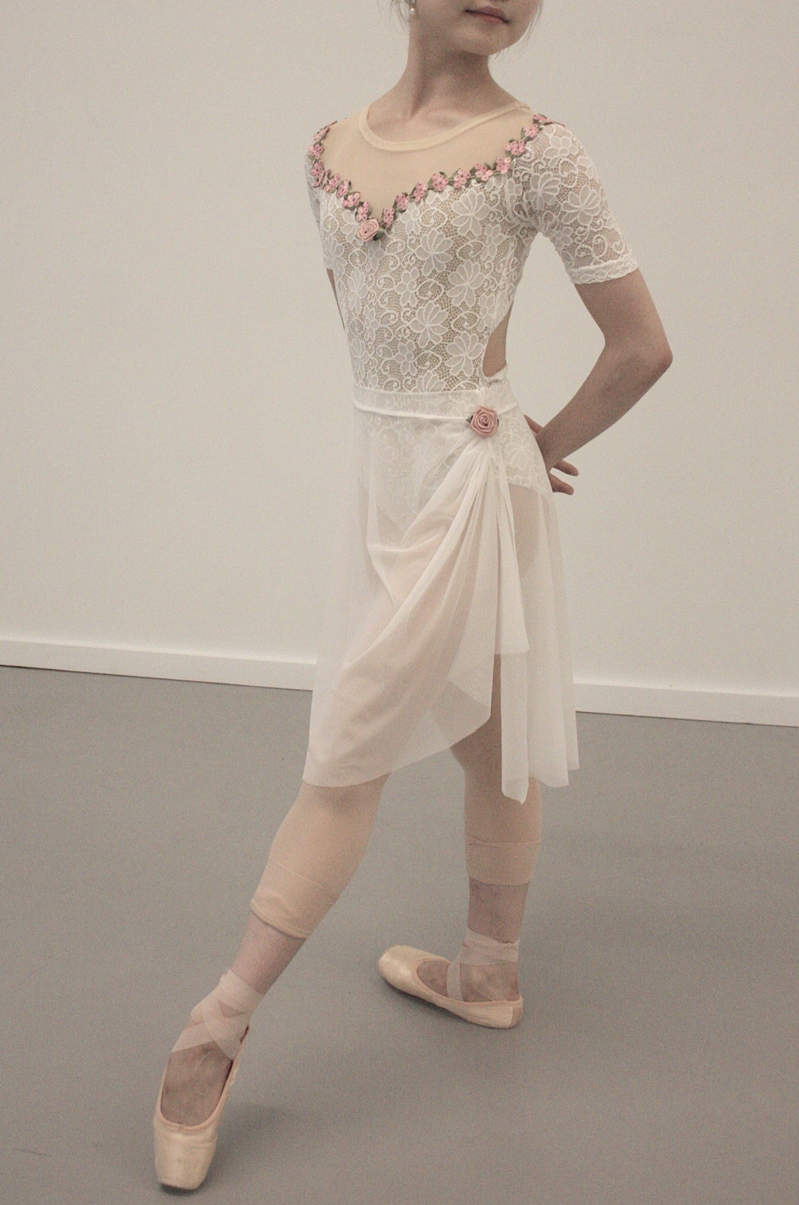 Belle mesh skirt White with a flower detail Full Body